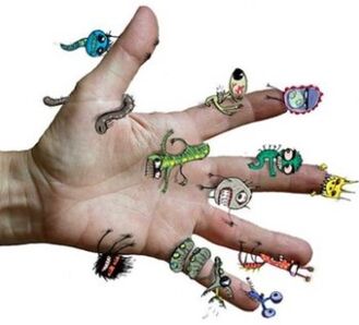 Keime und Parasiten auf einer menschlichen Hand.